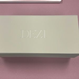 Dezi sunglasses on Read